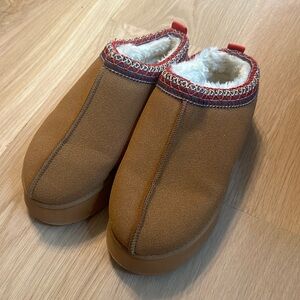 Off-brand UGG shoes. Never worn and no damage